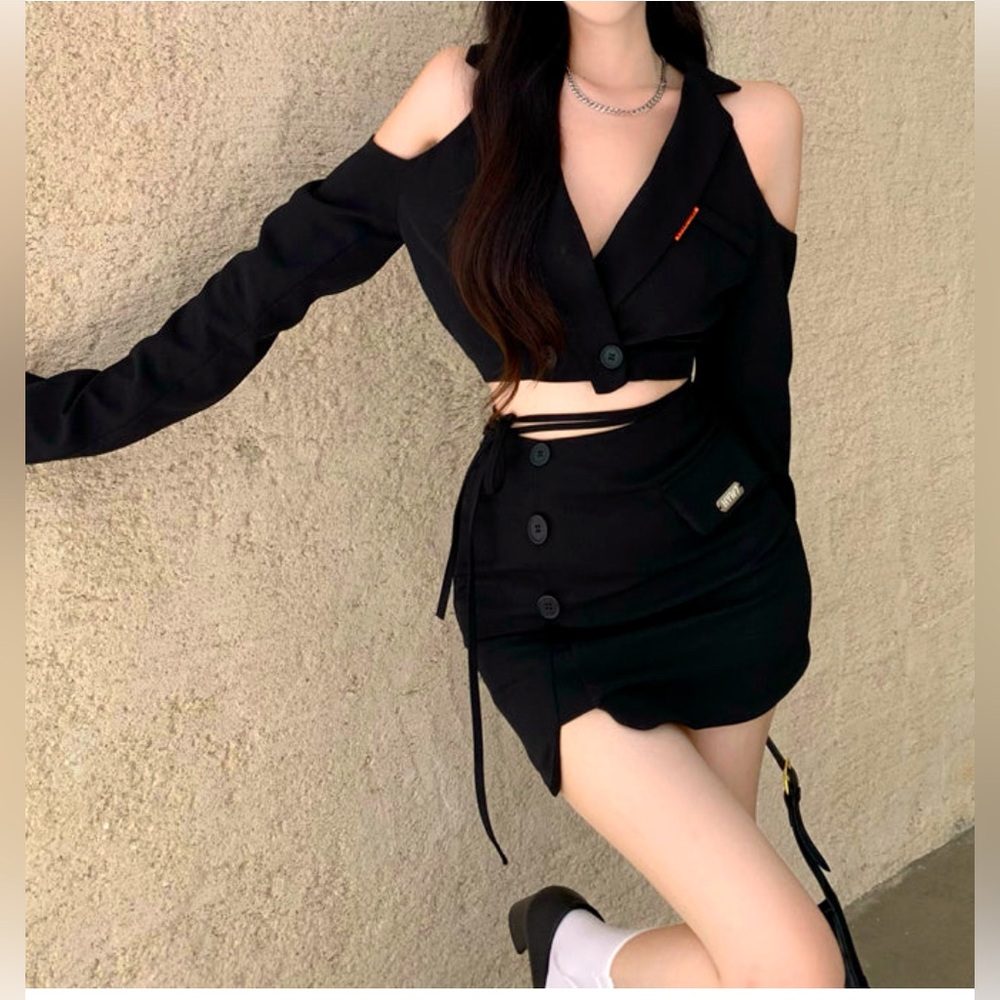 NWT Off-The-Shoulder Deconstructed Blazer Skirt Set
Black Suit / S